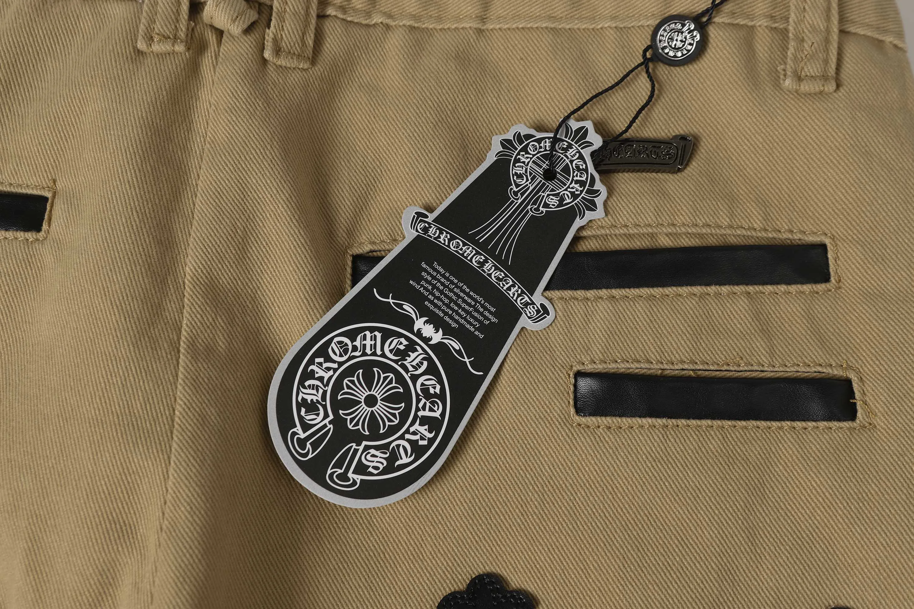 P256 Actual photo [High quality] Coding: LH242 Color: Picture color Size: S to XXXL - Chrome Hearts/Chrome Hearts Classic colored leather cross washed color cloth unisex denim trousers - Vibe style straight stacked god-level version - Carbon fine bias denim color cloth - Old vintage complete set of hardware - Chrome Hearts high version uses high ounce custom fabrics, enzyme washing and soft color fixation, soft and thick to wear The details are all produced by pure hand polishing and craftsmanship. All-over jacquard fabrics have unique design styles. Multiple processes create a full retro feel. Niche unique non-colliding shirts. Customized old spray-painted buttons. Every detail is crafted with craftsmanship. Size Pants length Waist Hips Unit cm S 98 68 100 M 99 72 104 L 100 76 108 XL 101 80 112 XXL 102 84 116 XXXL 103 88 120